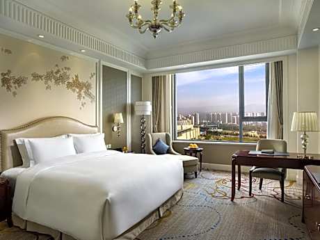 LUXURY ROOM, 1 King Size Bed, City View