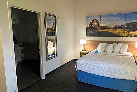 1 Queen Bed Mobility Accessible Room Non-Smoking
