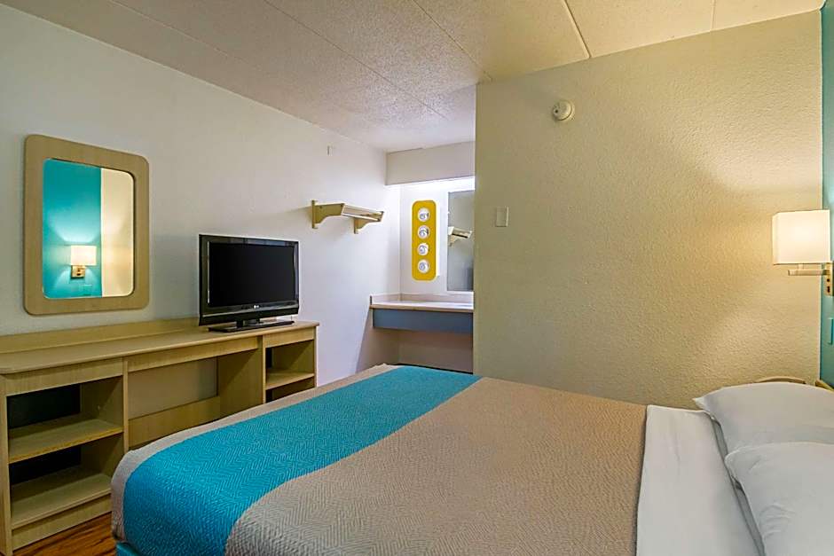 Motel 6-Knoxville, TN - North