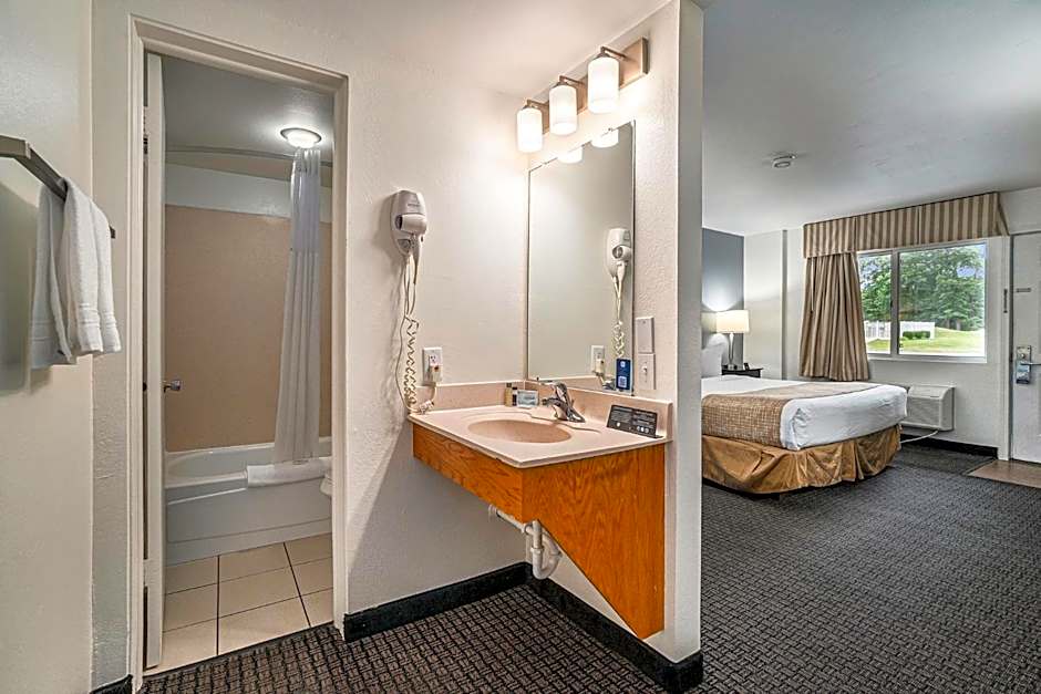 Travelodge by Wyndham Traverse City MI