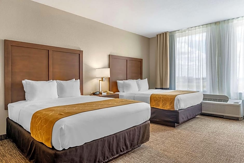 Comfort Suites Maingate East