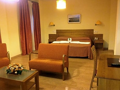 Triple 2 adutls + 1 child