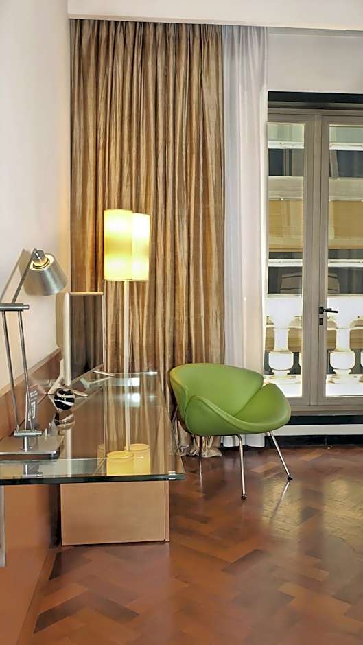725 Continental Hotel