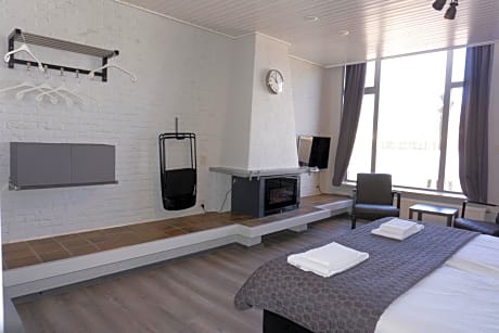 Family Room (2 Adults + 2 Children)