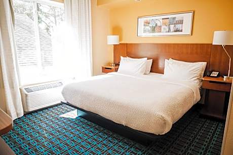 King Room with Adapted Tub - Mobility and Hearing Accessible