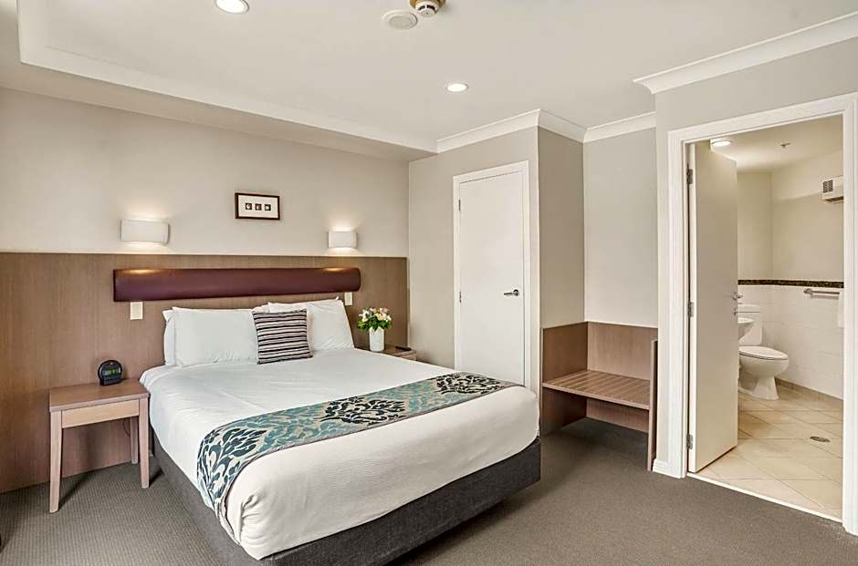 Parkside Hotel & Apartments