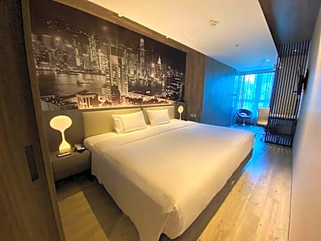 Perkin Honey Room with Lounge access and more
