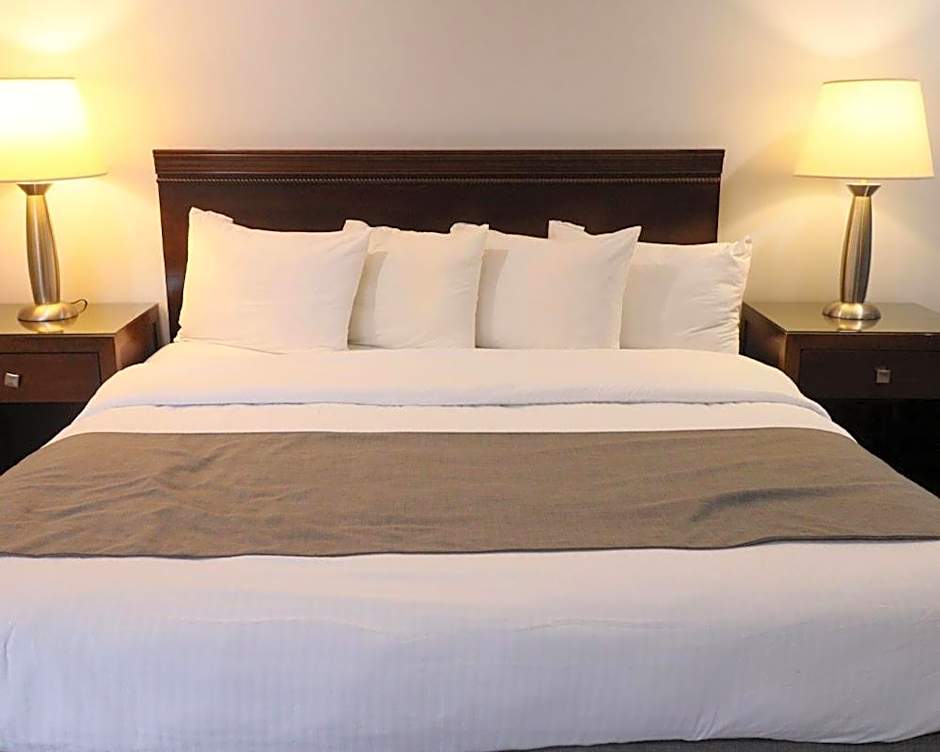 Algonquin Lakeside Inn