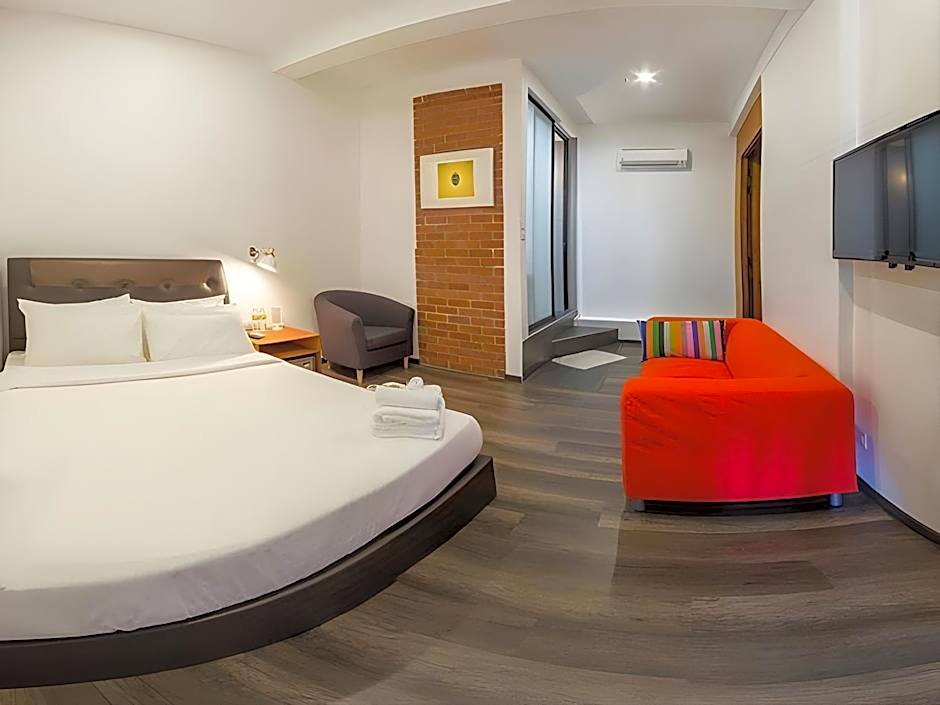 Roomies Suites