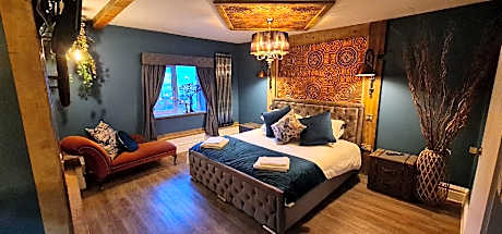 The Duke-King-Superior-Ensuite with Shower-Canal view