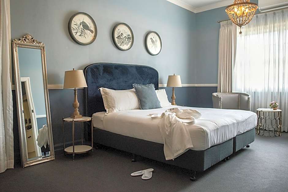 Photo 1 of 7 of Deluxe 1 King Bed