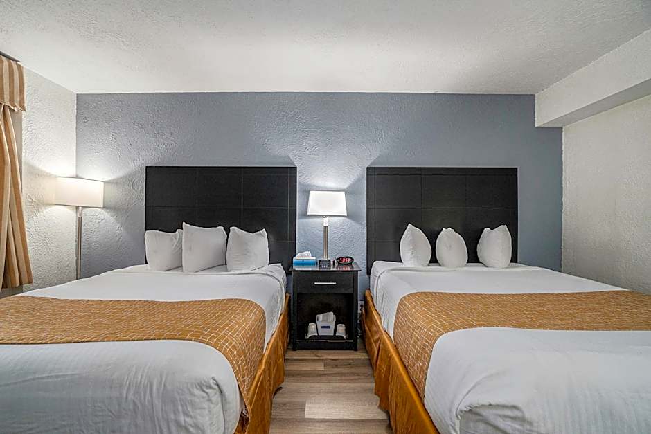 Travelodge by Wyndham Traverse City MI