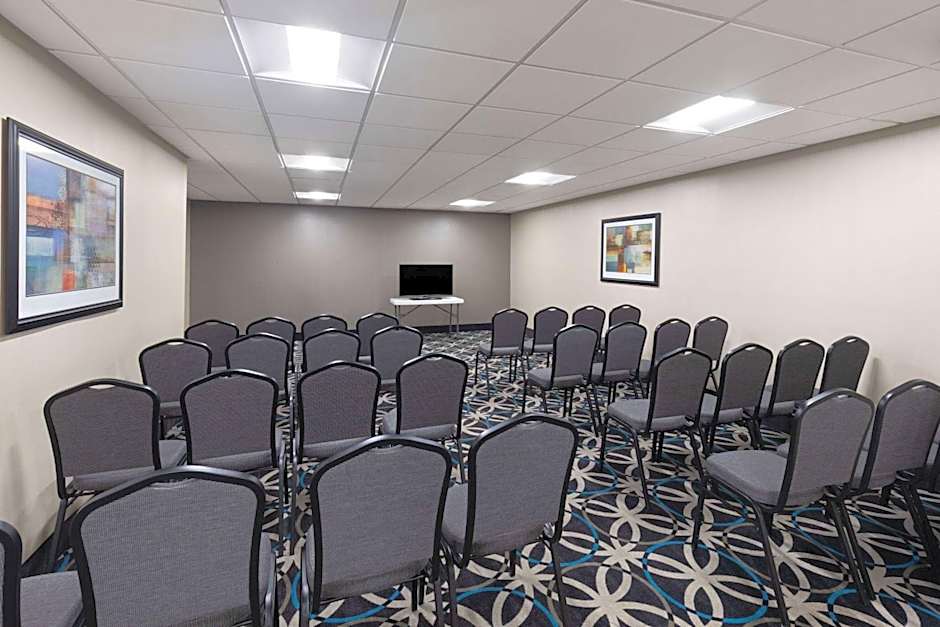 La Quinta Inn & Suites by Wyndham Snellville - Stone Mountain