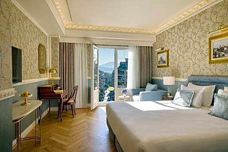 Deluxe King with Ladadika View