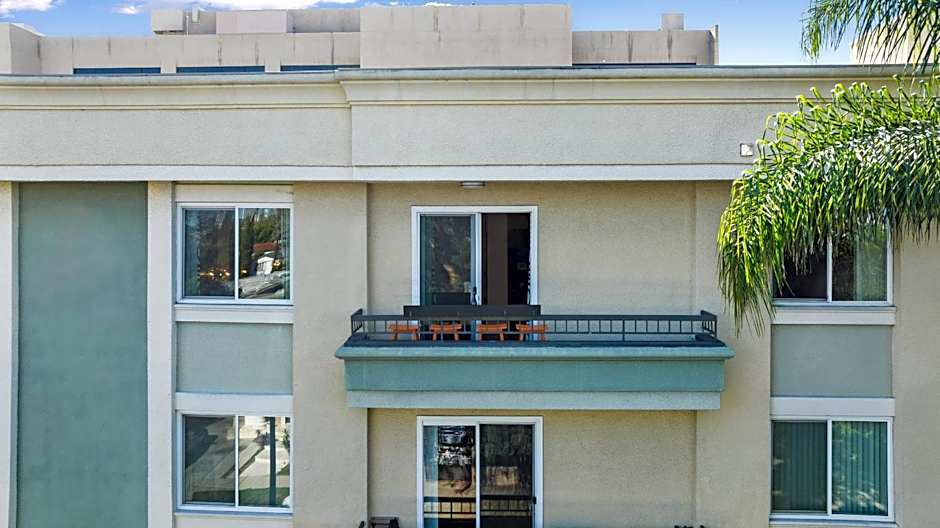 Beverly Hills 2 bed 2 bath Penthouse with Den and Parking 414