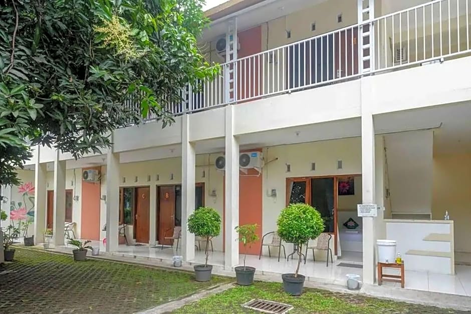 Teratai Guesthouse Mitra RedDoorz near Tugu Yogyakarta