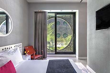 Platinum King Suite with Pool Access