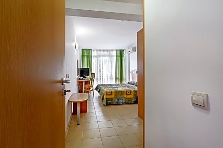 Twin Room with Extra Bed and Balcony - Free Pool Access