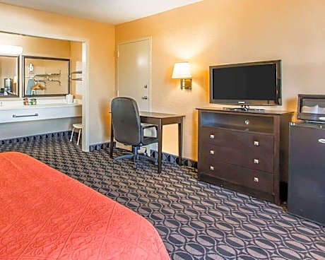 Queen Room - Accessible/Smoking