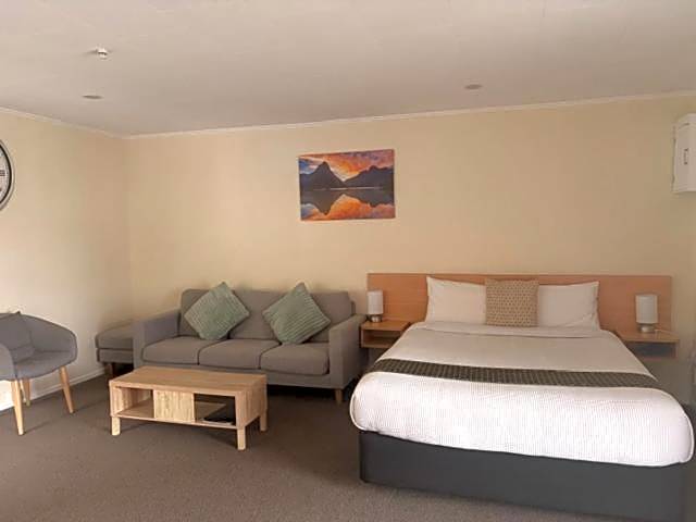 Tudor Lodge Motel