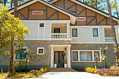 Vintage Villa (4br) surrounded by pine trees