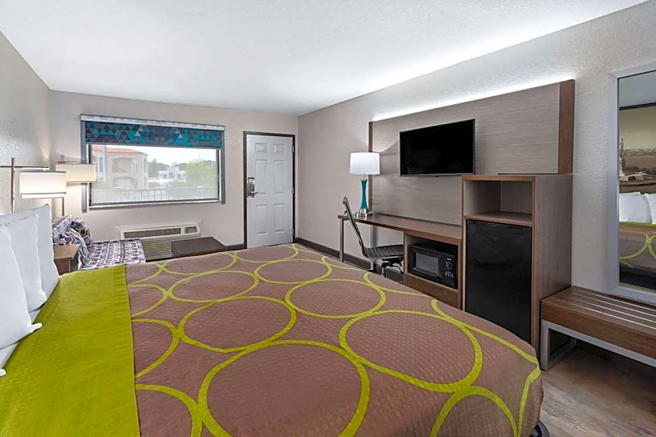 Super 8 by Wyndham Prattville Montgomery