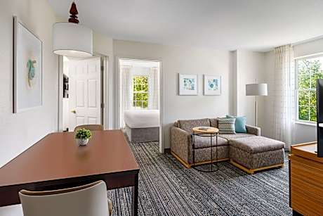 2 Bedroom Suite, Bedroom 1: 1 Queen, Bedroom 2: 1 Queen, Sofa bed