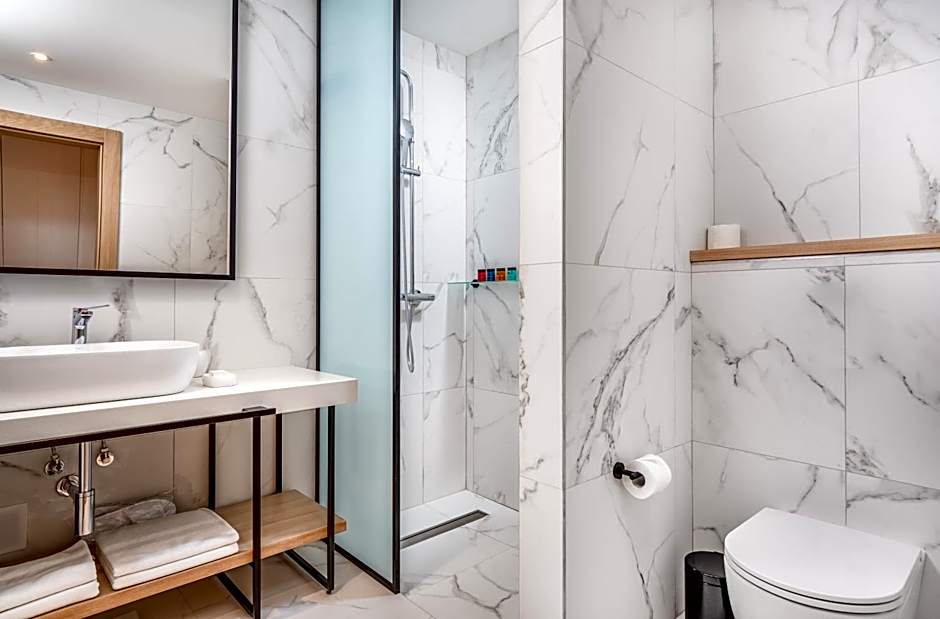 Lazure Hotel & Marina