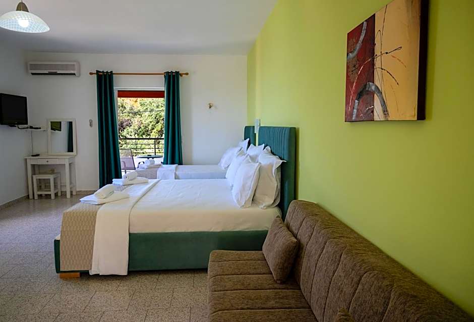 Crystal Blue Hotel, Barbati