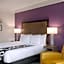 La Quinta Inn & Suites by Wyndham Arlington North Six Flags Drive
