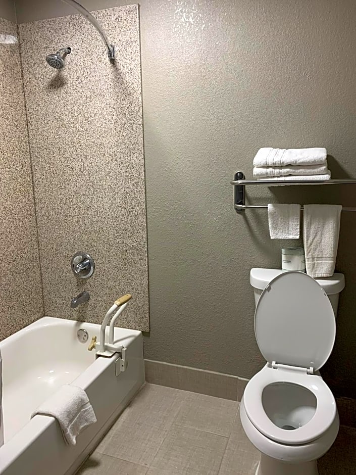 Days Inn & Suites by Wyndham Collierville Germantown Area