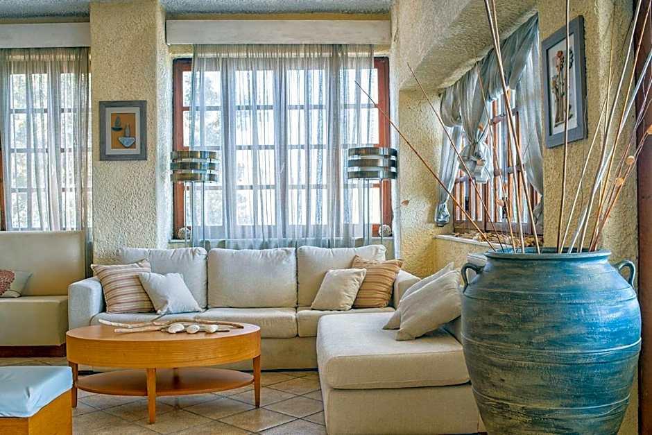 Cavos Bay Hotel & Studios