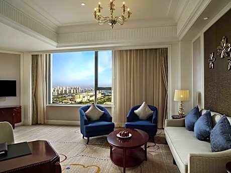 JUNIOR SUITE, Club Millésime Access, 1 King Size Bed, Corner Room