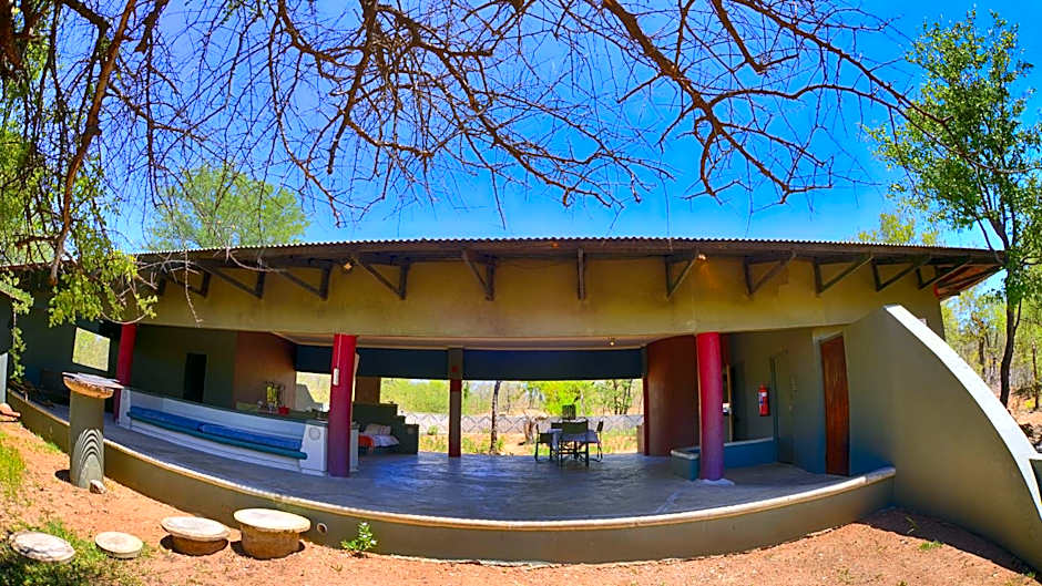 Tingala Lodge - Bed in the Bush