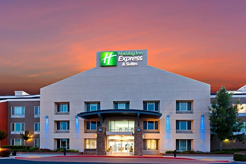 Holiday Inn Express & Suites Elk Grove West I-5