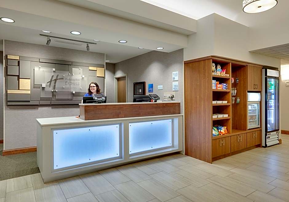 Holiday Inn Express & Suites Mitchell By IHG