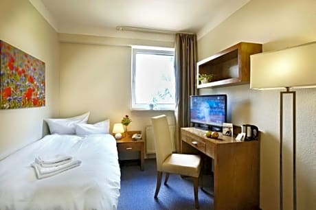 Standard Room One Single Bed, One5Sqm, Free Wifi, Tv And Bathroom With Shower