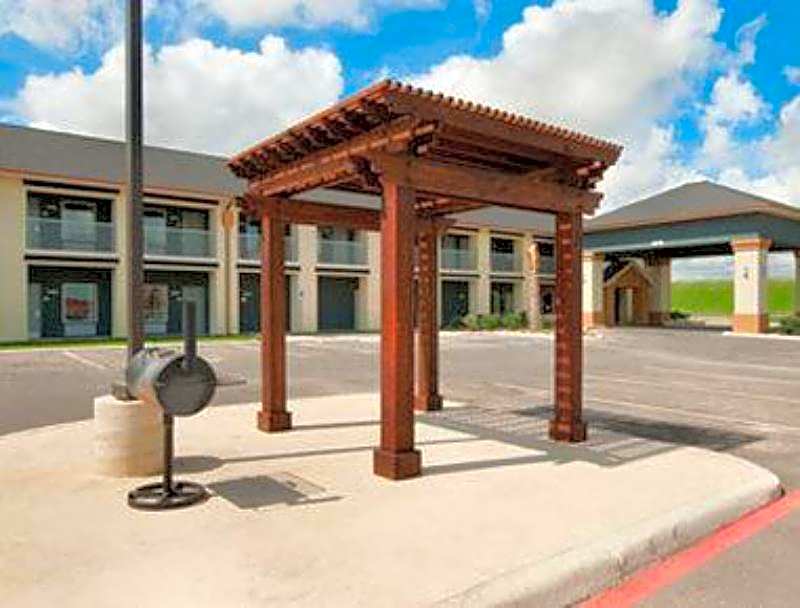 Super 8 by Wyndham Dilley TX