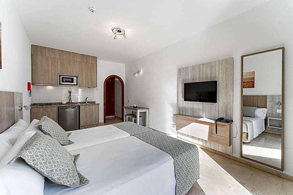 Klayman Olivina Aparthotel