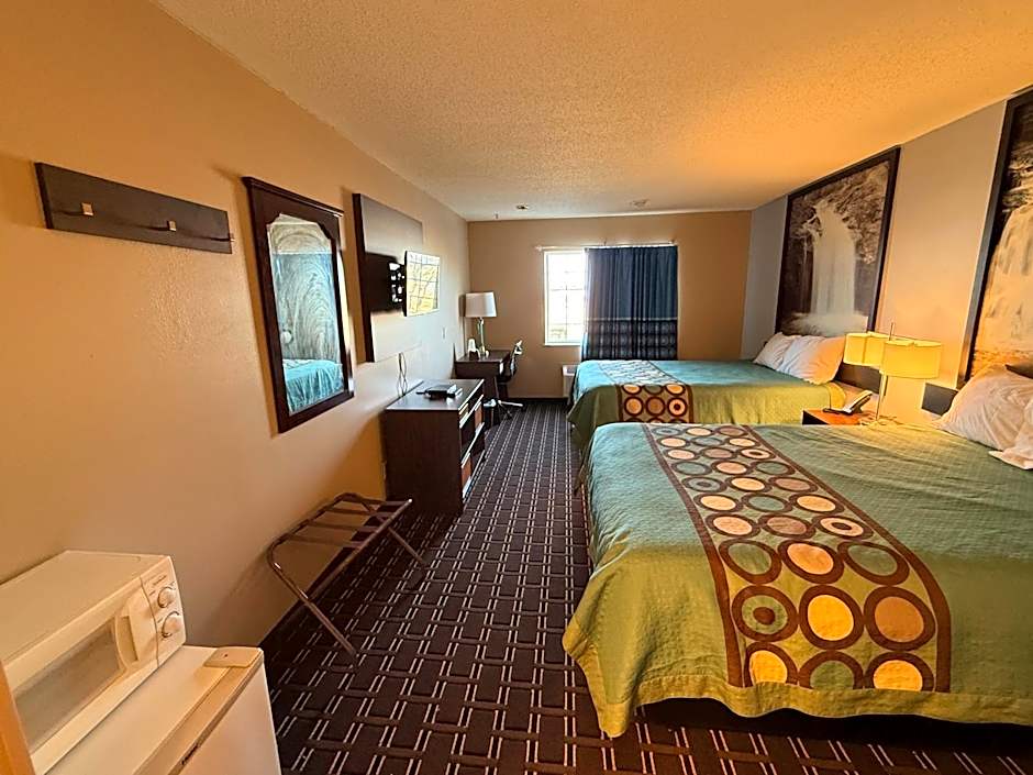 Super 8 by Wyndham Reedsburg