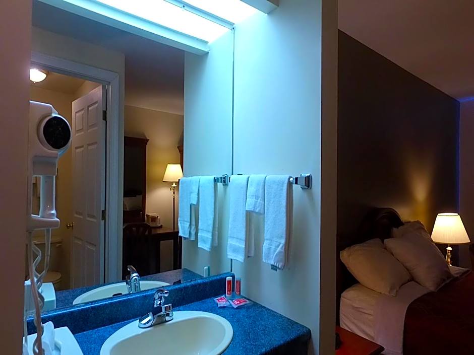 Econo Lodge Inn & Suites