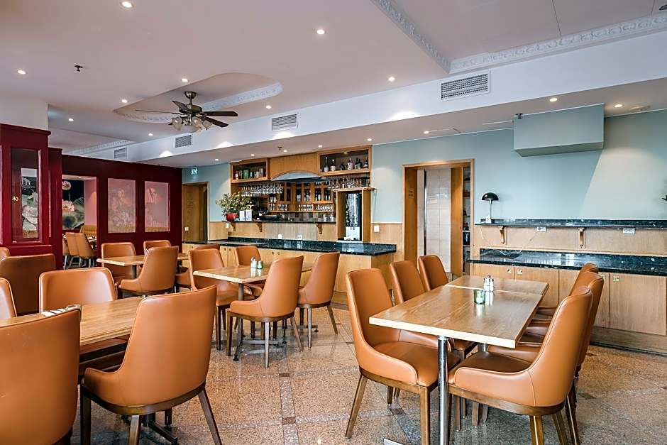 Crystal Plaza Hotel