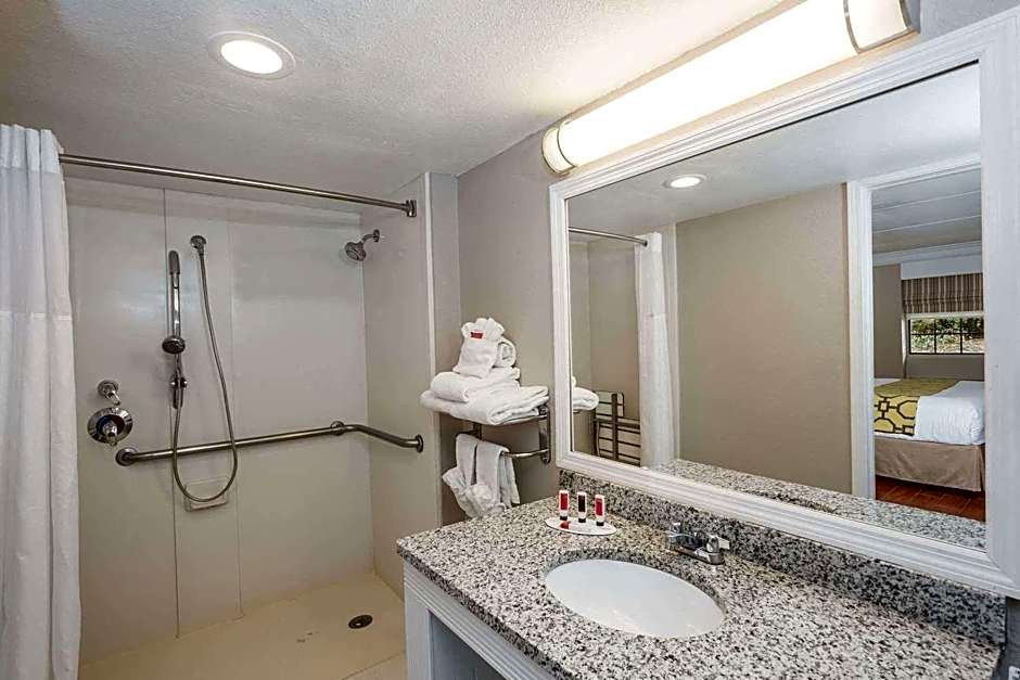 Casa Bella Inn & Suites