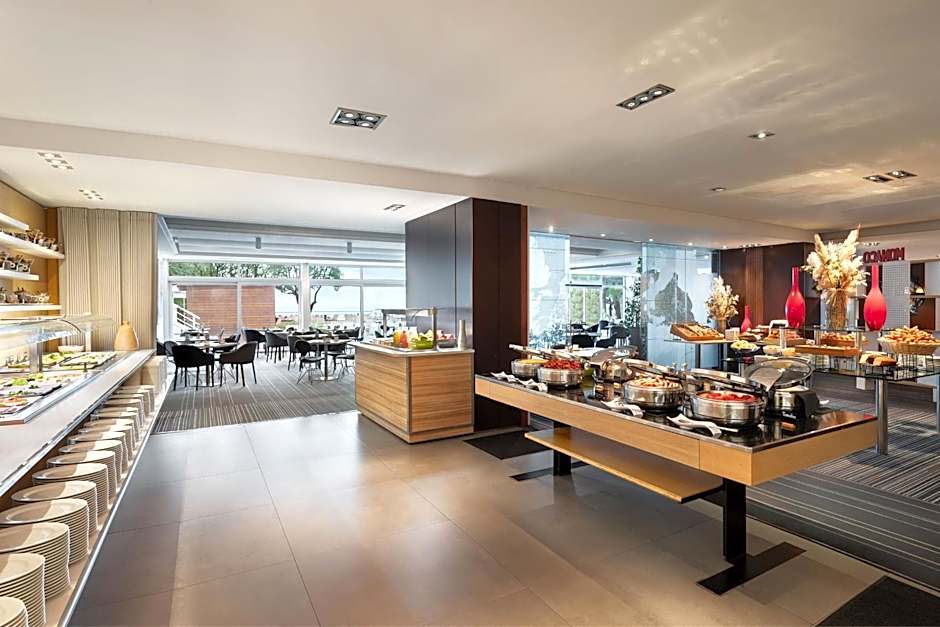 Le Meridien Beach Plaza