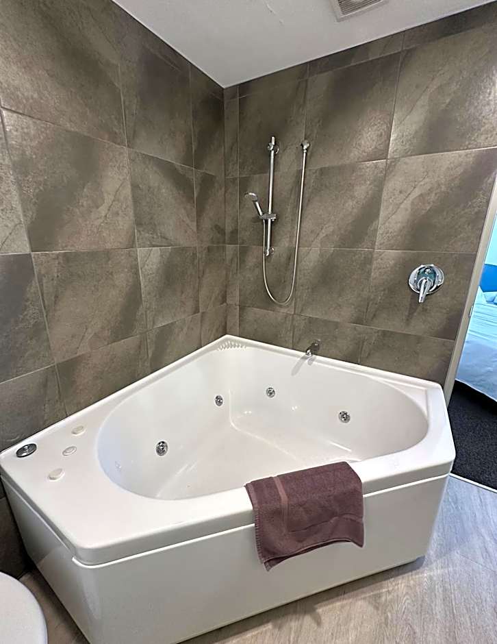 Baycourt Lakefront Motel