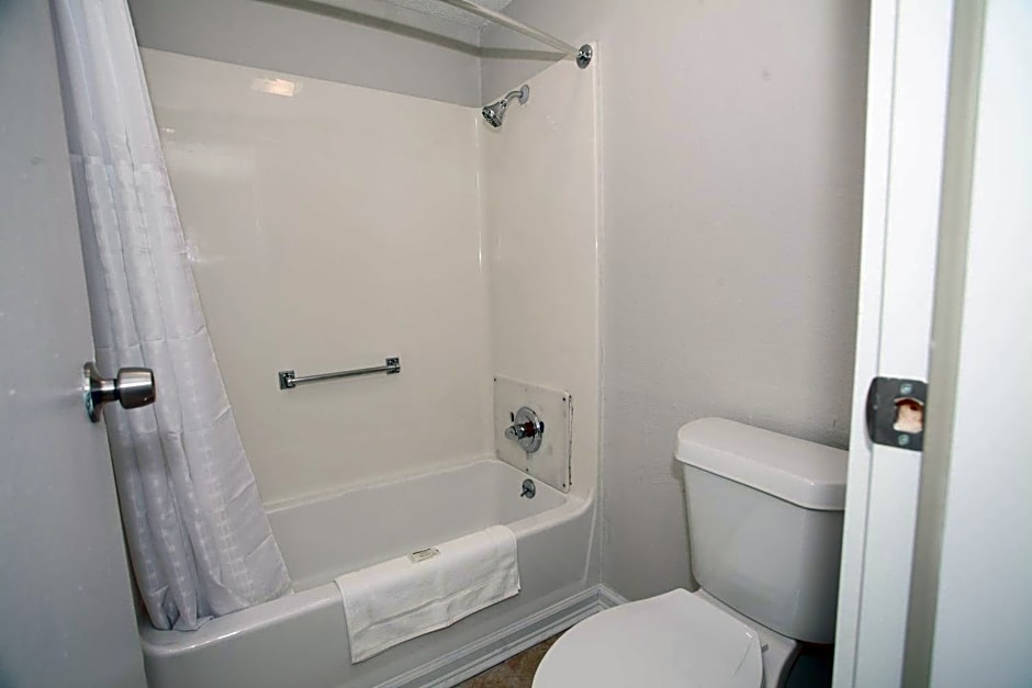 Travelodge by Wyndham Macon West