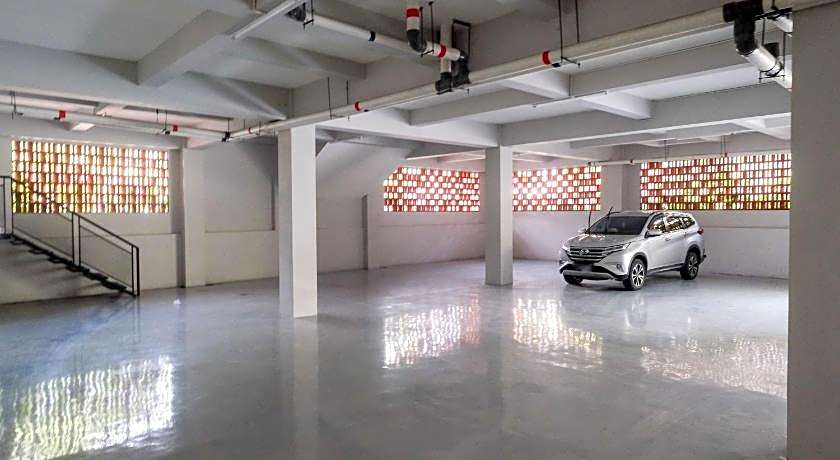 RedDoorz Plus near UMS Solo 2