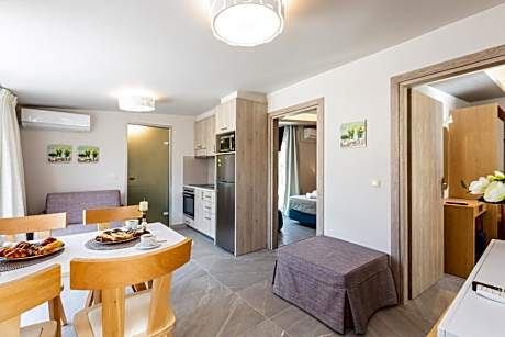 Deluxe Family Suite with Jacuzzi and Sea View