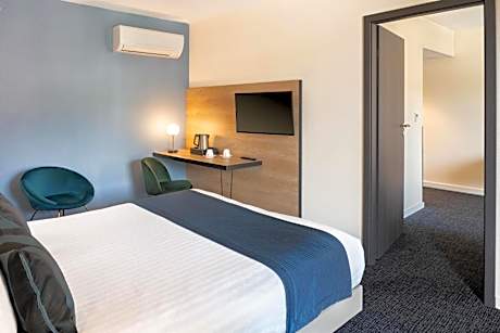 Queen Suite with Sofa Bed - Street Side/Non-Smoking