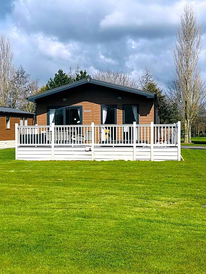 Garden View Lodge with Hot Tub